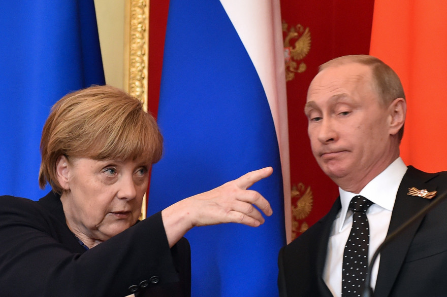 La chancelière allemande Angela Merkel et le président russe Vladimir Poutine le 10 mai 2015 à Moscou.