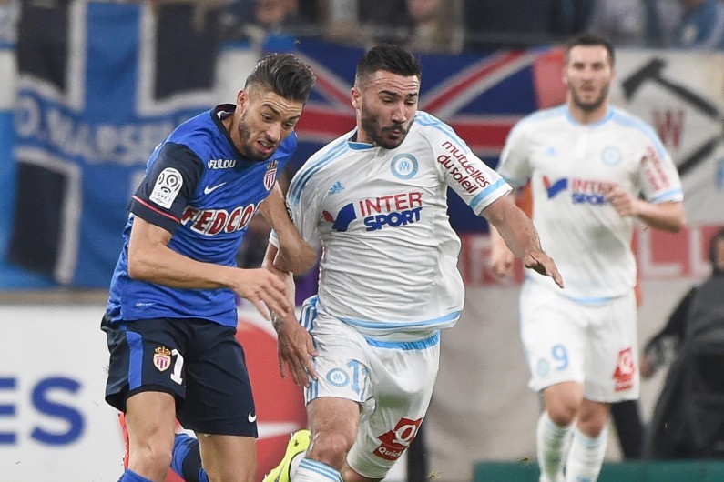 Yannick Ferreira Carrasco au duel avec Romain Alessandrini, le 10 mai 2015