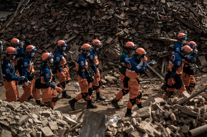 Des secours japonais à Katmandou, au Népal, en avril 2015