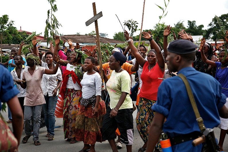 Les manifestants à Bujumbura, capitale du Burundi, le 13 mai 2015