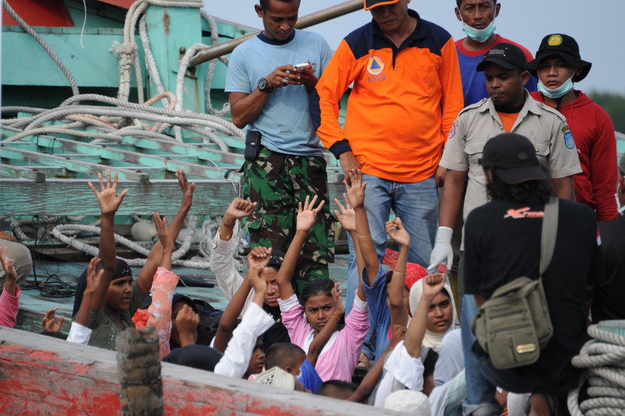 Un groupe de migrants, dans le port d'Aceh, en Indonésie