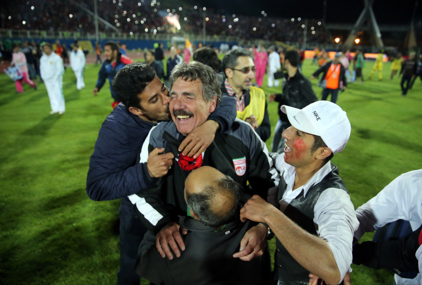Un fan embrasse le coach portugais du Tractor. Il ne sait pas encore que son équipe a fini deuxième.