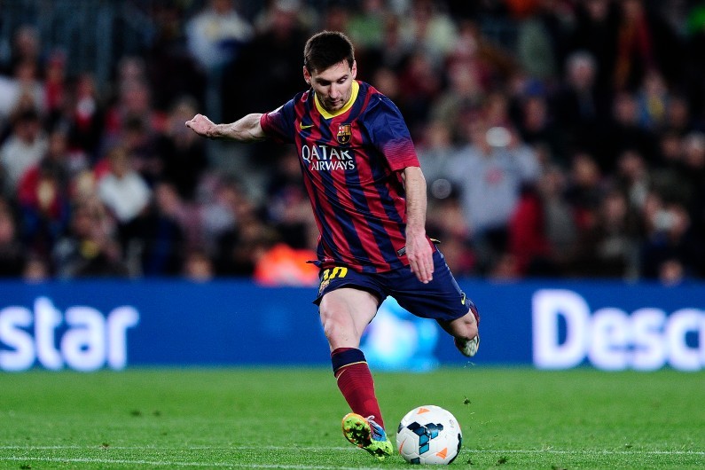 Dans Quel Club Joue Lionel Messi FC Barcelone : Lionel Messi, touché au genou, absent "7 à 8 semaines"
