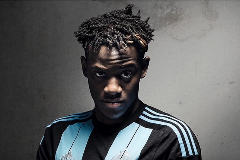 Michy Batshuayi avec le maillot "away" 2015-2016 de Marseille