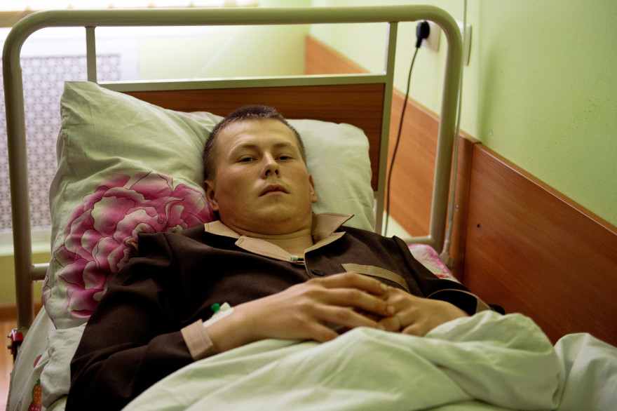 Un des deux soldats russes capturés sur le front ukrainien le 19 mai 2015 à l'hôpital militaire de Kiev.