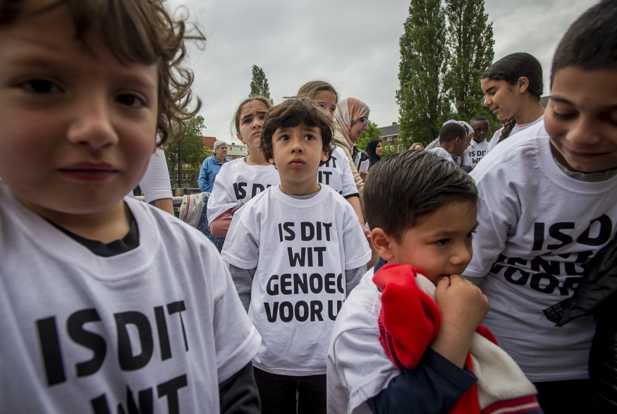 "Est-ce assez blanc pour vous ?" peut-on lire sur le t-shirt de ces enfants néerlandais
