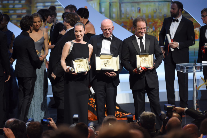 Les trois héros français de la soirée à Cannes : Emmanuelle Bercot, Jacques Audiard et Vincent Lindon (de gauche à droite)
