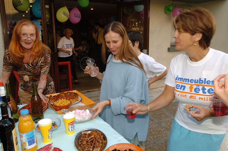 Une fête de voisins à Levallois-Perret, le 25 mai 2004