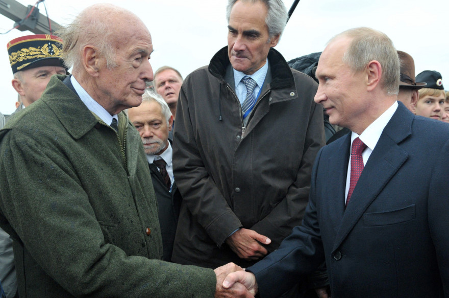 Poignée de mains entre Valéry Giscard d'Estaing et Vladimir Poutine à l'occasion du bicentenaire de la bataille de Borodino