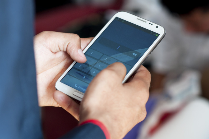 Une personne se sert de son smartphone