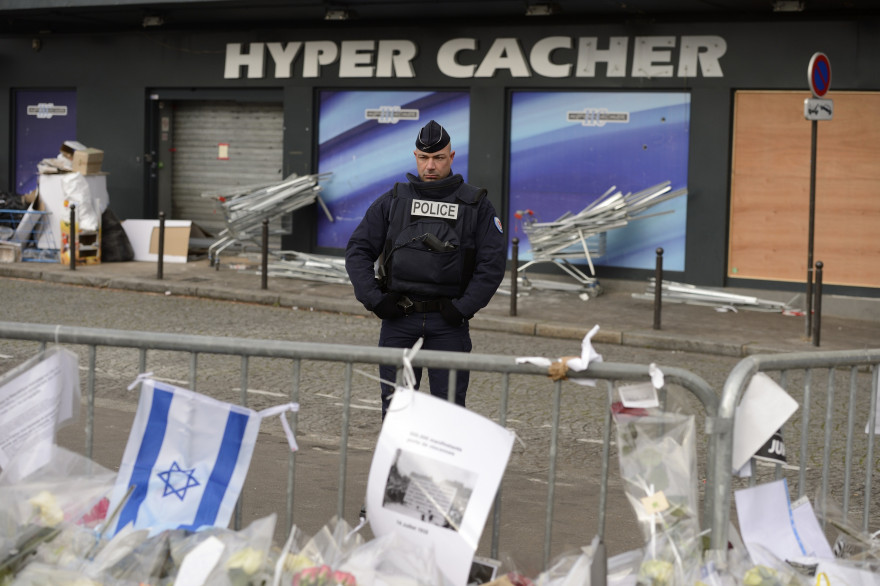 Un policier devant l'Hyper Cacher de porte de Vincennes, lieu de la prise d'otages d'Amédy Coulibaly (Archive).