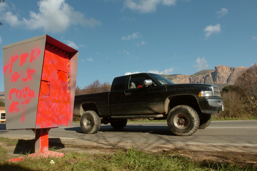 Un radar recouvert de peinture rouge en Corse (archive).