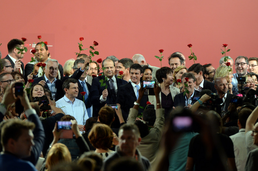 A l'issue du discours de Jean-Christophe Cambadélis, ce dernier, Manuel Valls, Jean-Marc Ayrault, des responsables de la "motion Cambadélis", mais aussi de deux des motions concurrentes se sont réunis pour chanter la Marseillaise et, poser rose à la main.