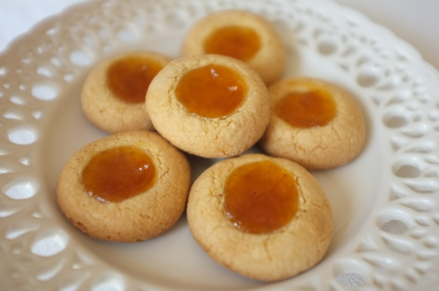 Les tendres biscuits "empreintes à la confiture" sans gluten