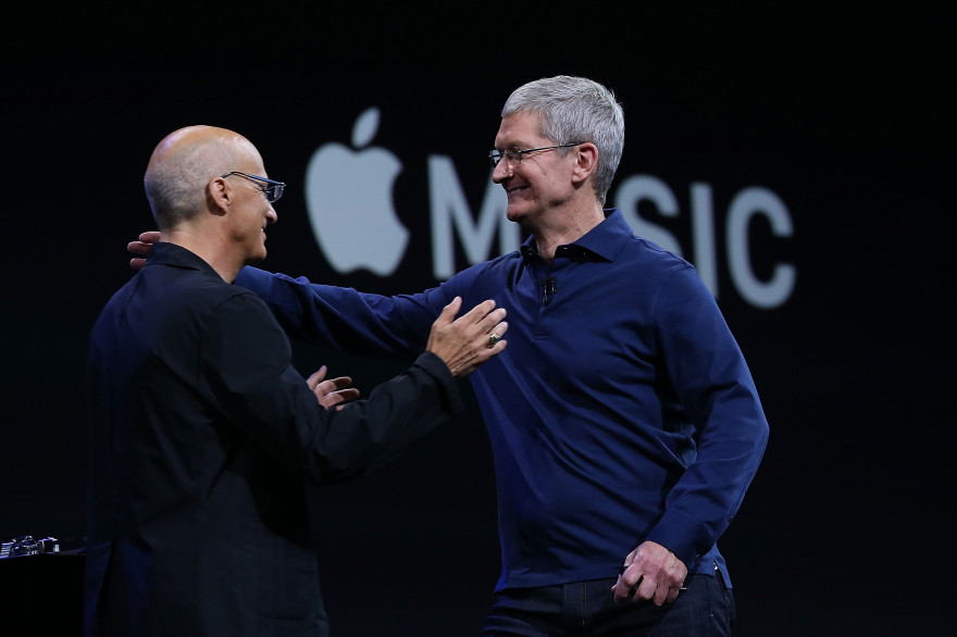 Jimmy Iovine et Tim Cook lors de la présentation d'Apple Music à San Francisco, lundi 8 juin