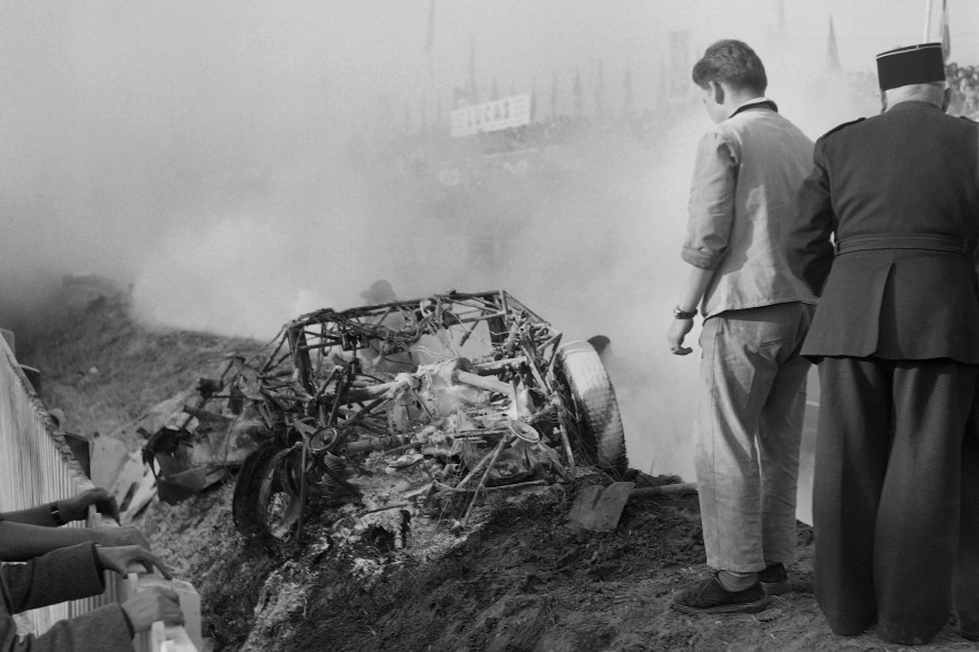 La Mercedes calcinée du pilote français Pierre Levegh