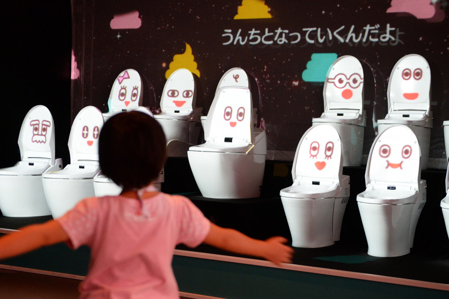 Un exposition de toilettes, au Musée national des sciences émergentes de Tokyo