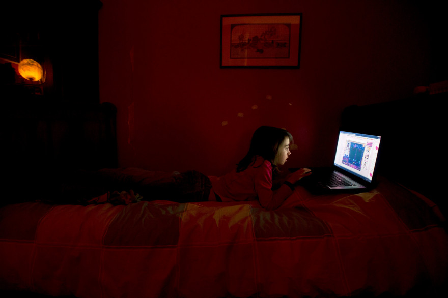 Une adolescente joue sur son ordinateur portable (illustration).