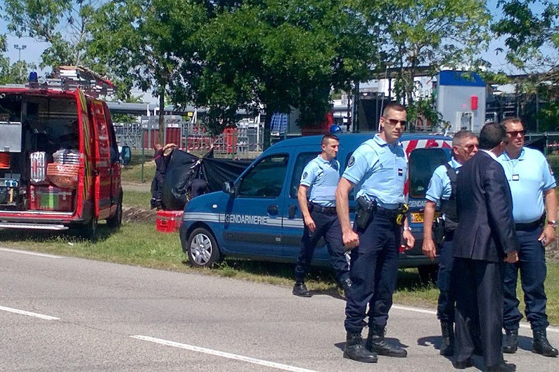 Des forces de l'ordre sur le site de l'usine de Saint-Quentin Fallavier, cible d'un attentat le 26 juin 2015