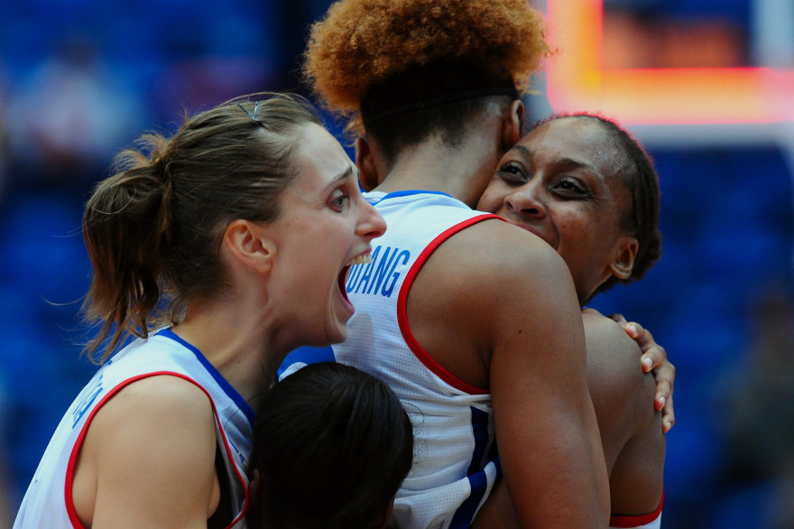 La joie de Sandrine Gruda (à droite) et des joueuses françaises après avoir battu l'Espagne en demies de l'Euro 2015 le 26 juin