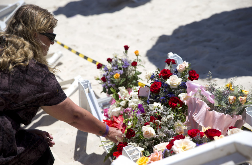 Une femme se recueille sur les lieux de l'attentat perpétré au Nord de Sousse (Tunisie)