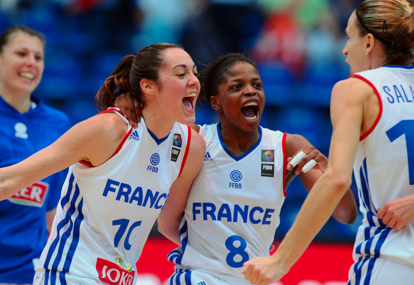 Sarah Michel (10), Olivia Epoupa (8) et Paoline Salagnac lors de France-Espagne à l'Eurobasket féminin, le 26 juin 2015