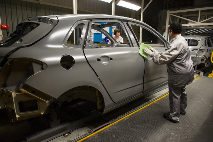 Un salarié de l'usine PSA de Mulhouse le 29 avril 2015.