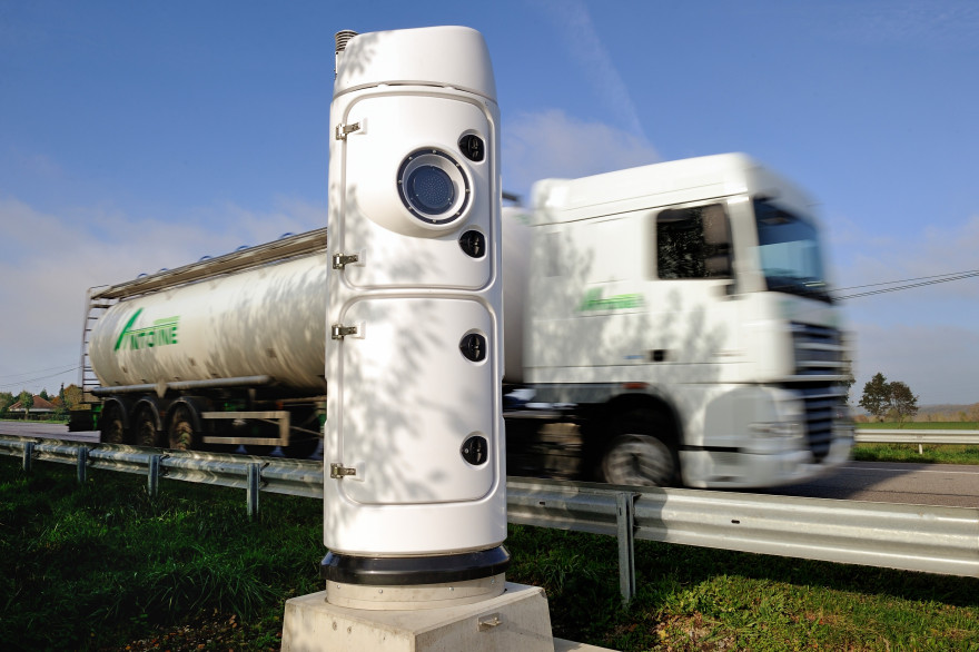 Un camion de transport passe à côté d'une borne écotaxe à Lisieux