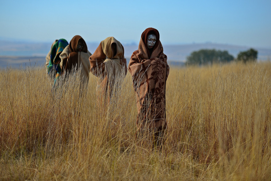 Des garçons de la tribu Xhosa, en Afrique du Sud, après une cérémonie de circoncision le 30 juin 2013.