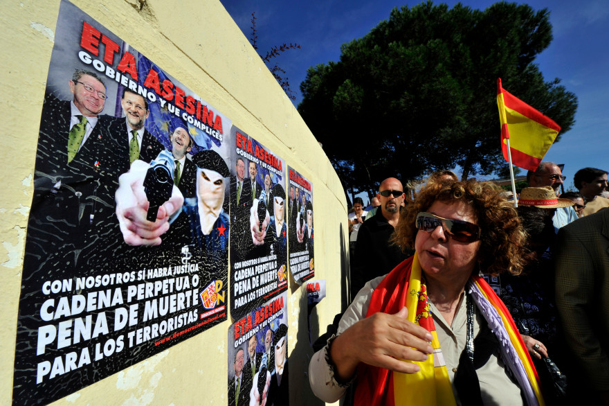 Un homme lit une affiche contre ETA et le gouvernement espagnol à Madrid, le 27 octobre 2013 (Illustration)