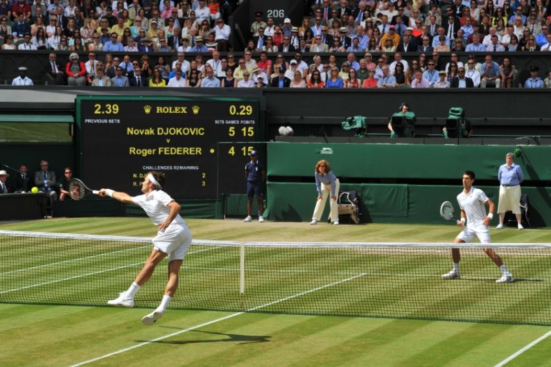 Roger Federer et Novak Djokovic lors de la finale de Wimbledon 2014 dimanche 6 juillet