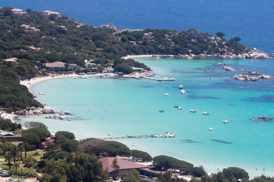 La plage de Santa-Giulia à Porto-Vecchio (Corse) vue du ciel