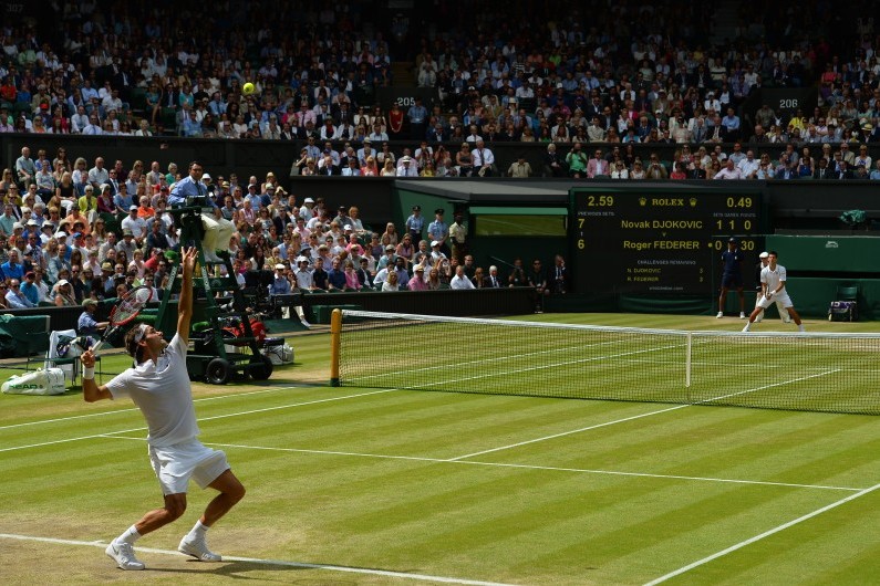 Roger Federer au service face à Novak Djokovic, en finale à Wimbledon le 12 juillet 2015
