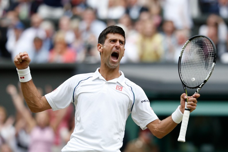 Novak Djokovic célébrant sa victoire sur Roger Federer en finale de Wimbledon, le 12 juillet 2015