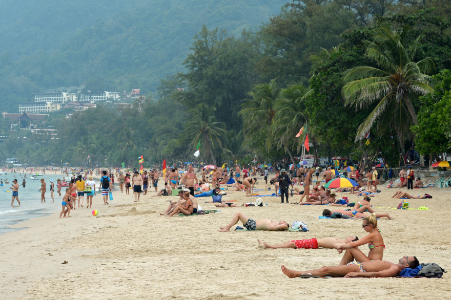 Des touristes sur une plage de Phuket en Thaïlande le 25 décembre 2014 (illustration).