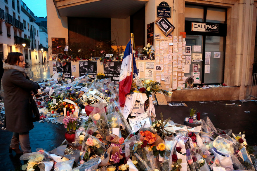 Devant l'immeuble de "Charlie Hebdo" le 9 janvier 2015.