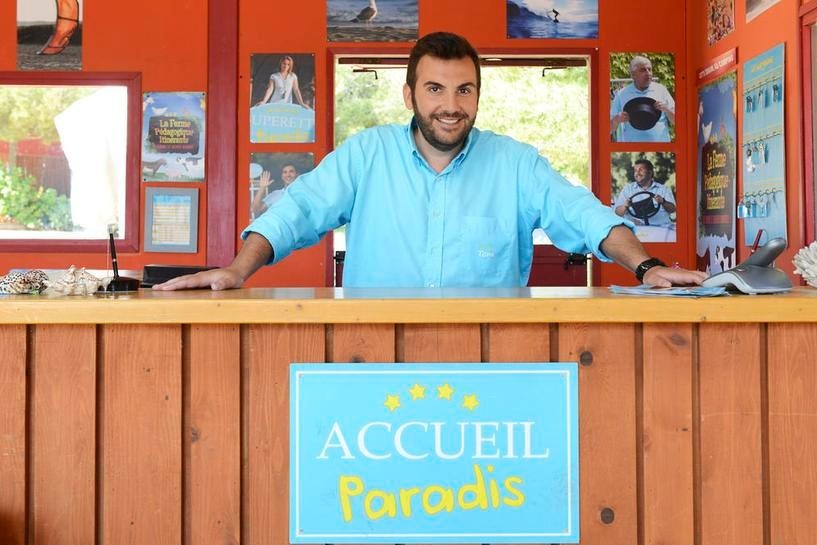 Dans "Camping Paradis", Laurent Ournac interprète Tom, le gérant du camping.