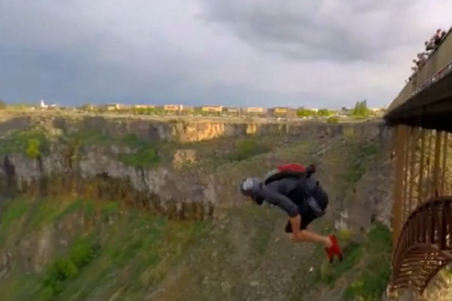 Flanders Jump Une vedette du base-jump fait une chute mortelle filmée