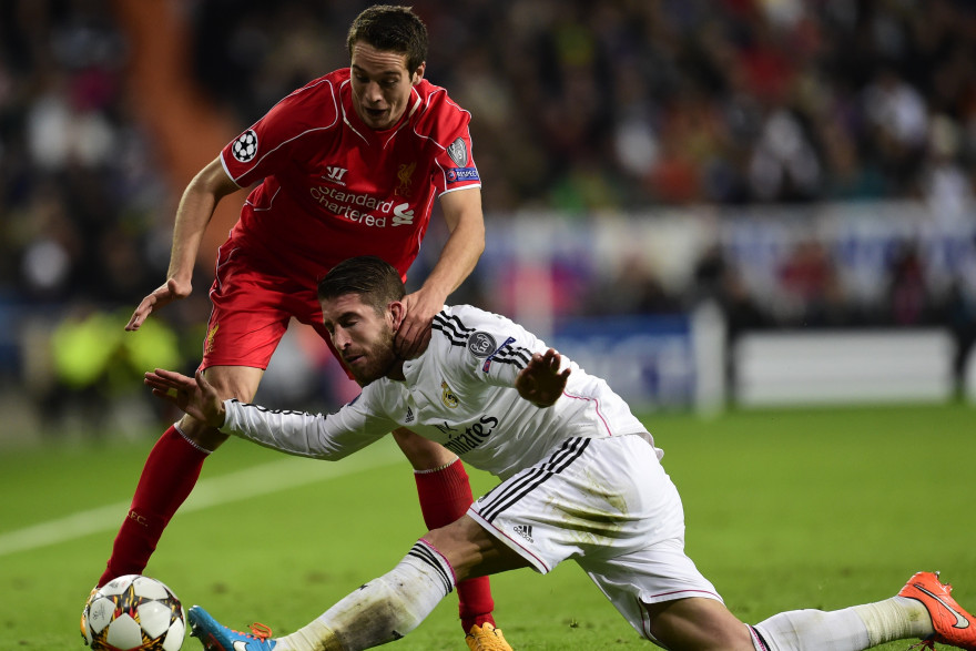 Le défenseur de Liverpool, Javier Manquillo, à la lutte contre Sergio Ramos le 4 novembre 2014