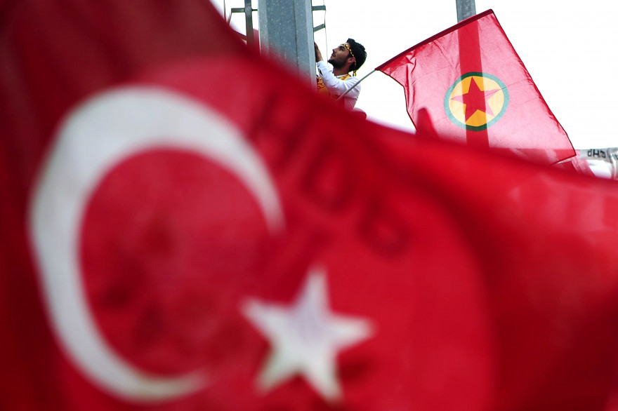 Le drapeau du Parti des travailleurs du Kurdistan derrière celui de la Turquie (illustration)