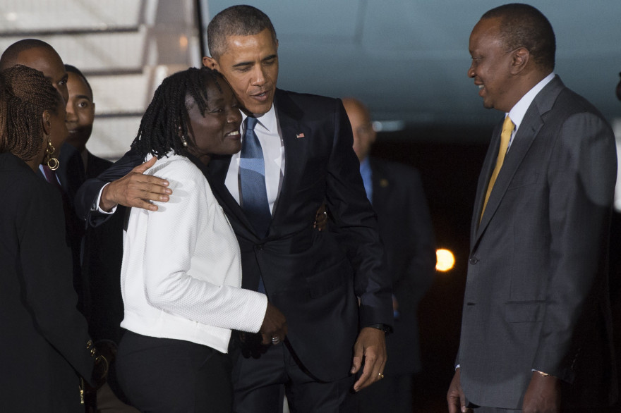 Barack Obama à sa descente de l'avion à Nairobi vendredi 24 juillet 2015. Il a été accueilli par sa demi-soeur Auma Obama et par son homologue kényan Uhuru Kenyatta.