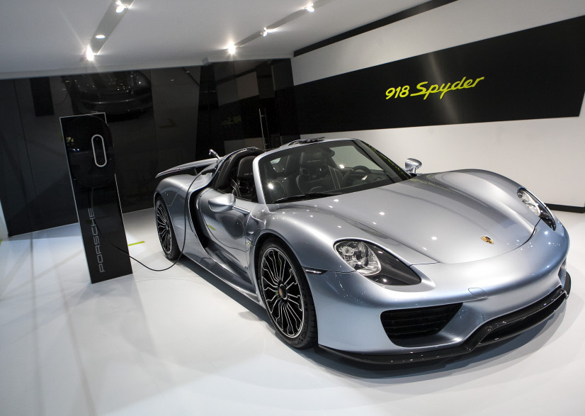Une Porsche 918 Spyder au salon de l'automobile de New York le 17 avril 2014.