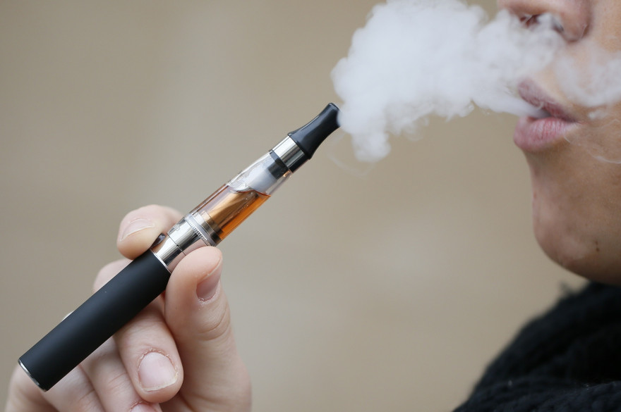 Une personne fume une cigarette électronique (illustration)