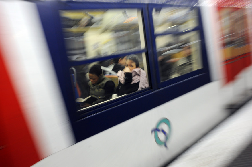 Des usagers circulent sur la ligne du RER A, le 19 décembre 2009 à Paris. (archives)