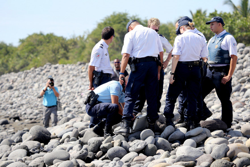 Des gendarmes inspectent une plage à Saint-Denis de La Réunion, le 2 août 2015.