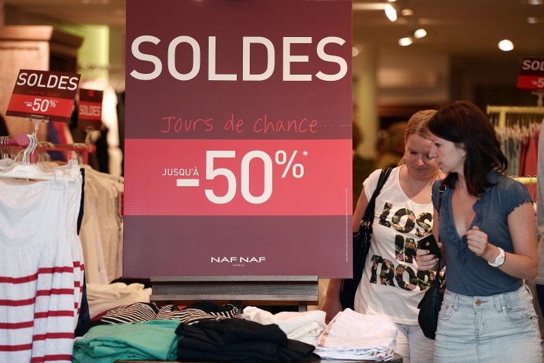 Une boutique affichant les soldes (Illustration)
