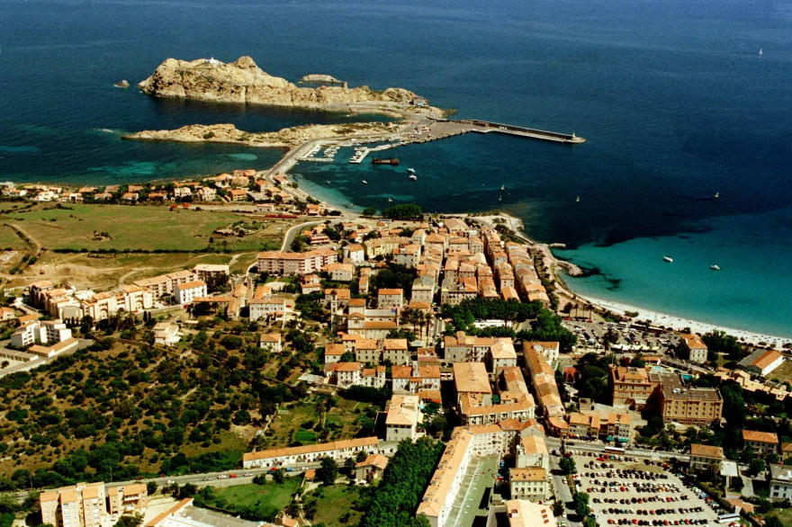 Une vue aérienne de l'Île Rousse (illustration)