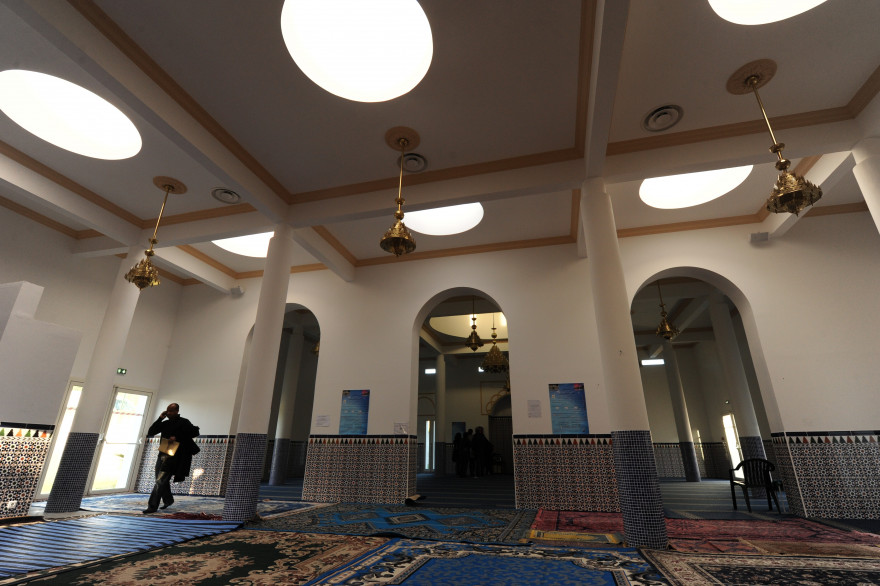 L'intérieur de la mosquée de Bayonne (illustration).