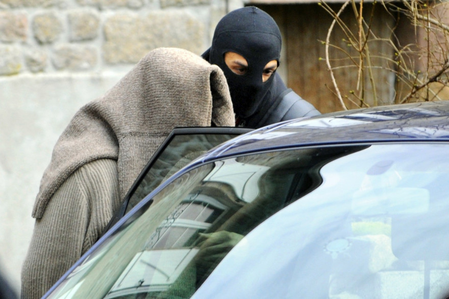 Un policier arrête un des suspects le 11 novembre 2008 à Tarnac (Corrèze).