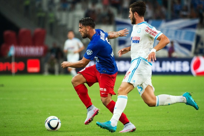 Andy Delort devant Stephane Sparagna lors de Caen-Marseille en Ligue 1, le 8 août 2015